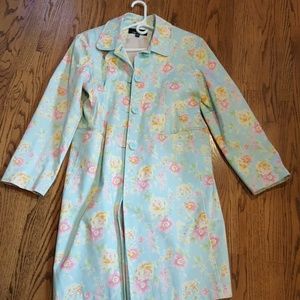 Jones of new York 3/4 coat with two front pockets.